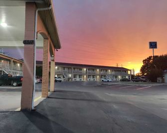 Great Western Inn & Suites - Saginaw - Fort Worth - Gebouw