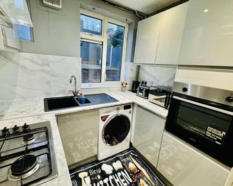 4 Bedrooms Full House Stourbridge Birmingham - Stourbridge - Küche