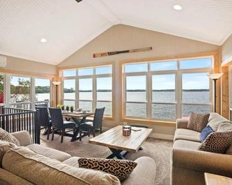 Lake Sylvia Cabin - Stunning Waterfront Views - South Haven - Living room