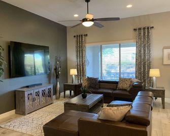 Diamond in the Desert within beautiful PebbleCreek Resort Community - Goodyear - Obývací pokoj