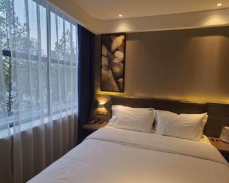 7 Days Premium Hotel (Shiyan Railway Station) - Shiyan - Schlafzimmer