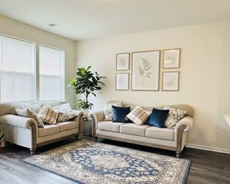 Experience comfort and style in our newly built Sicklerville home! - Sicklerville - Sala de estar
