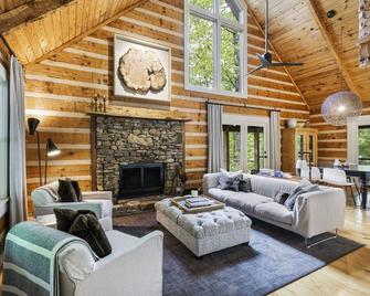 Camp Mcgu: Lakefront, 3 Fireplaces + Firepit, Pizza Oven, Gorgeous Setting - Monteagle - Huiskamer