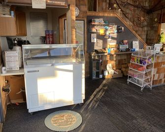 Curley's, E - Motel - 1 Queen / 3 Single / Kitchen - Sekiu - Tienda