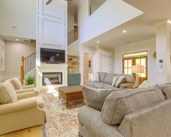 Spacious Lake Sinclair Vacation Rental w/ Dock! - Milledgeville - Living room
