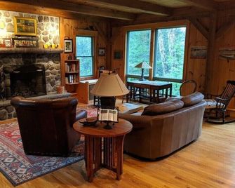 Classic Log Home on Pristine Maine PondbrKayaking Heaven, Loons, Bald Eaglesbr - Bucksport - Living room