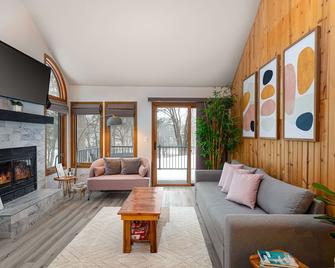 Peaceful 2-bedroom townhome retreat w/wooded view - Galena - Living room