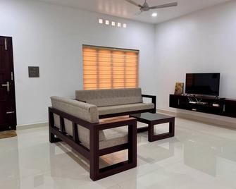 Charming 3-bedroom house with WiFi and AC In Pala - Pala - Living room