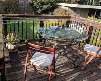 Peaceful Relaxation In House With Lots Of Restaurants And The Bay Close By! - Albany - Balcony