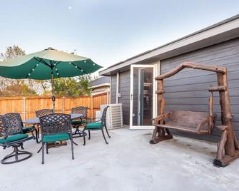 Family home sleeps 10! Private yard & king beds! - Dallas - Pátio
