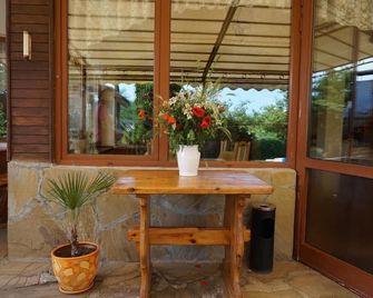 Margarita Hotel - וארנה - פטיו