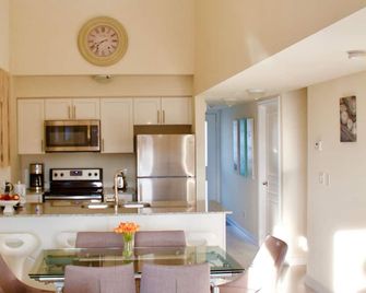 3 Bedroom Waterfront Blue Mountain Loft, Heated Pool - Collingwood - Kitchen