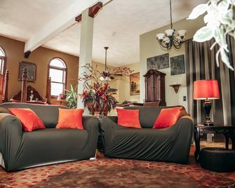 Hidden Gem Sleeps 10+! children & Pets Welcomed! - Rockford - Living room