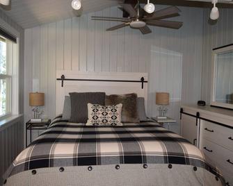 Tides cottage on quiet tidal bay with kayak and rowboat access - Tremont - Bedroom