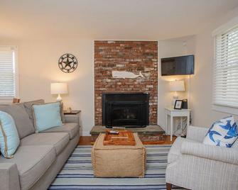 Tranquil Island Retreat, Cozy Seclusion, Beach Access Nearby! - Vineyard Haven - Living room