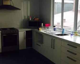 Downtown Backpackers & Accommodation - Nelson - Kitchen