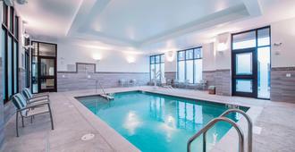 TownePlace Suites by Marriott Boston Logan Airport/Chelsea - Chelsea - Piscina
