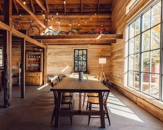 Black Forest Cabins - Mahone Bay - Eetruimte