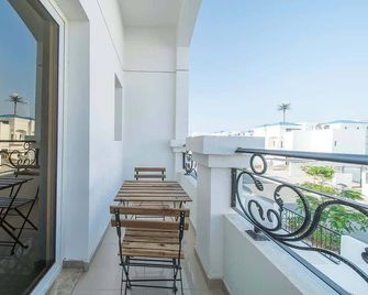 Elegant Waterfront Villa W Sunset Terrace - Umm Al Qaiwain - Balcón