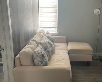 A cute apartment located in downtown St. Thomas. Family friendly environment. - Saint Thomas - Sala de estar