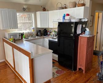 Mountain Hideaway Offering Peace And Quiet, Yet Minutes from Callaway Gardens - Pine Mountain - Kitchen