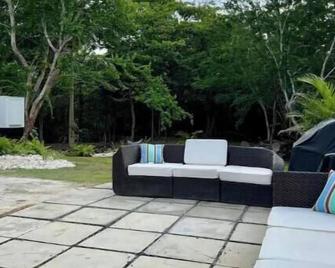 Casita Antonia: Amapolas - Aguadilla - Patio