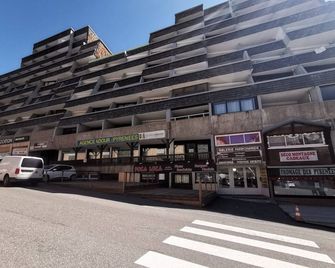 Studio cabin for 6 with balcony in La Mongie, near the slopes - Barèges - Building