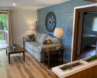Cute & Cozy 2 Bedroom Home - Negaunee - Living room