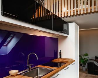Nyrenovert leiliget 1 min unna solsiden - Trondheim - Kitchen
