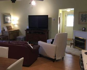 Lake Simcoe Cottage across Thorah Centennial Park, Beaverton Ontario - Beaverton - Living room