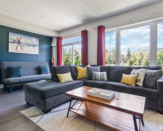 Modern home with a pool sauna pooltable & mountain view - Collingwood - Living room