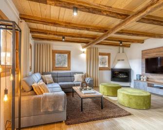 Awesome home in Barlete with kitchen - Gospić - Sala de estar