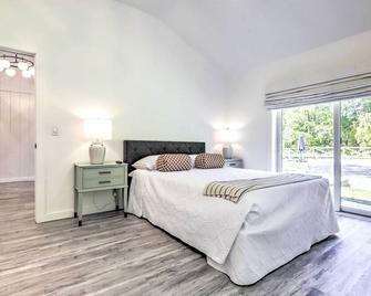 Modern Escape with Fire Pit, Near Lake Waramaug - Kent - Bedroom