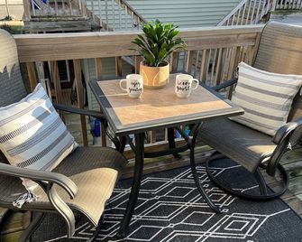 The Cozy Seahorse Cottage, a few steps to the beach! - Ocean City - Balcony