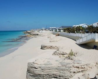 'Luxurious Villa' 2 Bedroom / 2 Bath - Bailey Town - Beach