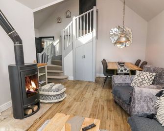 5 Lake House - High Bentham - Living room