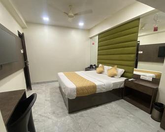 Hotel B Town Near Kokilaben Hospital - Mumbai - Bedroom