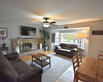 Stunning Sugarhouse Home- Near Mtns & Downtown Slc. Dog Friendly! - סולט לייק סיטי - סלון