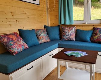 Gemütliches Tiny House für Maximal Zwei Personen mit Voll Ausgestatteter Küche - Spital am Semmering - Huiskamer