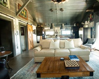 CHARMING renovated barn with swimming pool & hot tub! - Weatherford - Wohnzimmer