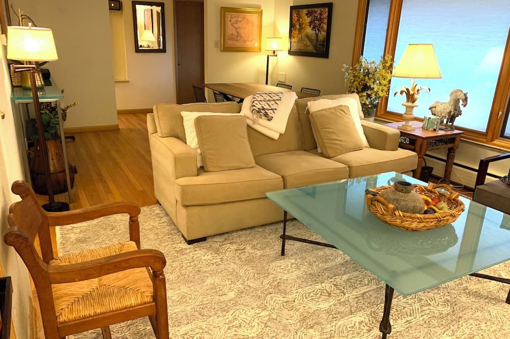 !denver's Best Address! Quiet & Clean. Walk To Dining, Cherry Ck & Washington Pk - דנבר - סלון