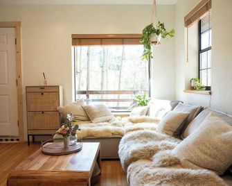 Relax &Reconnect at Zen Spa mountain cabin-Lux bath, Japanese 4D massage chair - Cloudcroft - Living room