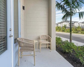 Landing | Stunning 1bd, Gym - Fort Myers - Balcón