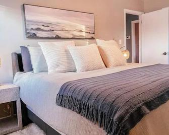 Newly updated 3 bedroom cottage with Solo Stove fire pit - Reedville - Bedroom