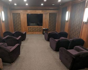 Beautiful first floor STUDIO apartment including hot tub + pool - Solitude - Lounge