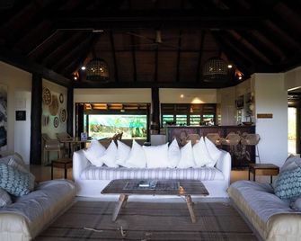 Sun Sea Surf - Stunning Fijian Villa - Your Island Getaway - مالولو لايلاي - غرفة معيشة