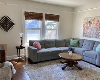 Sparkling clean 1920's bungalow - Petaluma - Obývací pokoj