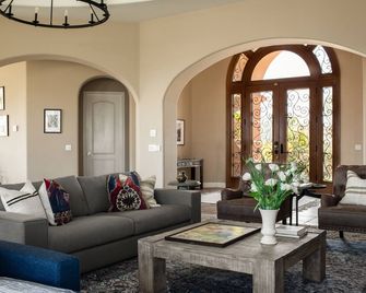 Sangiovese By AvantStay Spectacular Estate w Pool Hot Tub Putting Green - Temecula - Living room