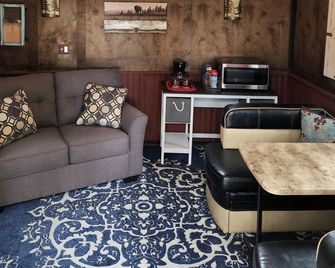 The Bunkhouse-within walking distance to Main Street Augusta - Augusta - Living room