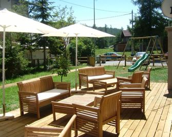 Adonis Hotel Le Chastellan - Guillaumes - Innenhof